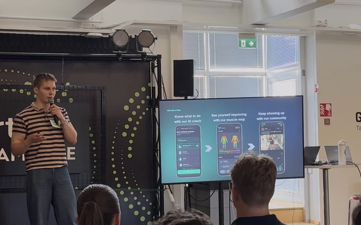 Tsempin pitch TRESin Demo Dayssa Tampereella, ruudulla sovelluksen tekoälyvalmentaja, lihaskartta ja yhteisö