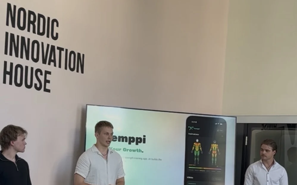 Tsempin perustajat pitchaavat Nordic Innovation Housessa Palo Altossa, ruudulla Tsemppi-sovellus